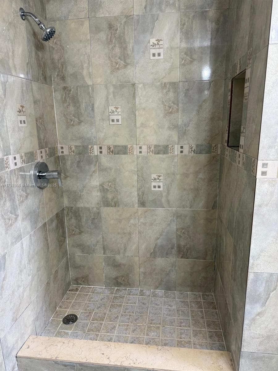 GREEN OAKS I CONDO · #2291 in Hialeah - Photo 8
