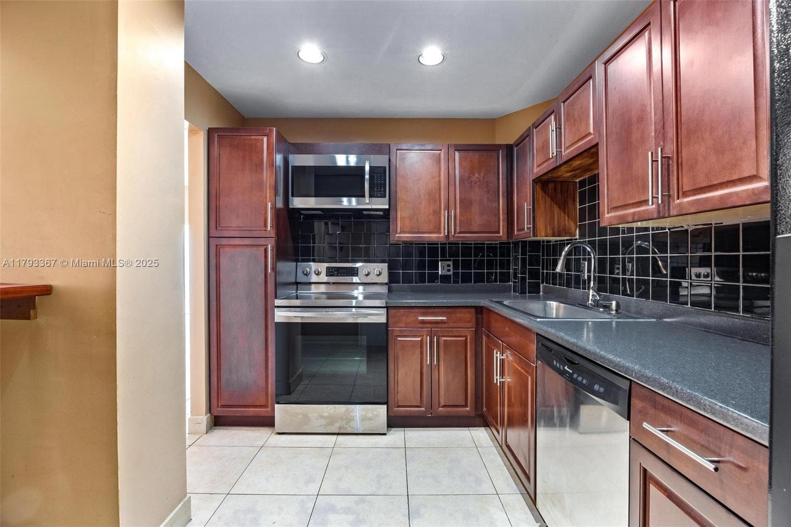 Hillcrest East · #1016 in Hollywood - Photo 9
