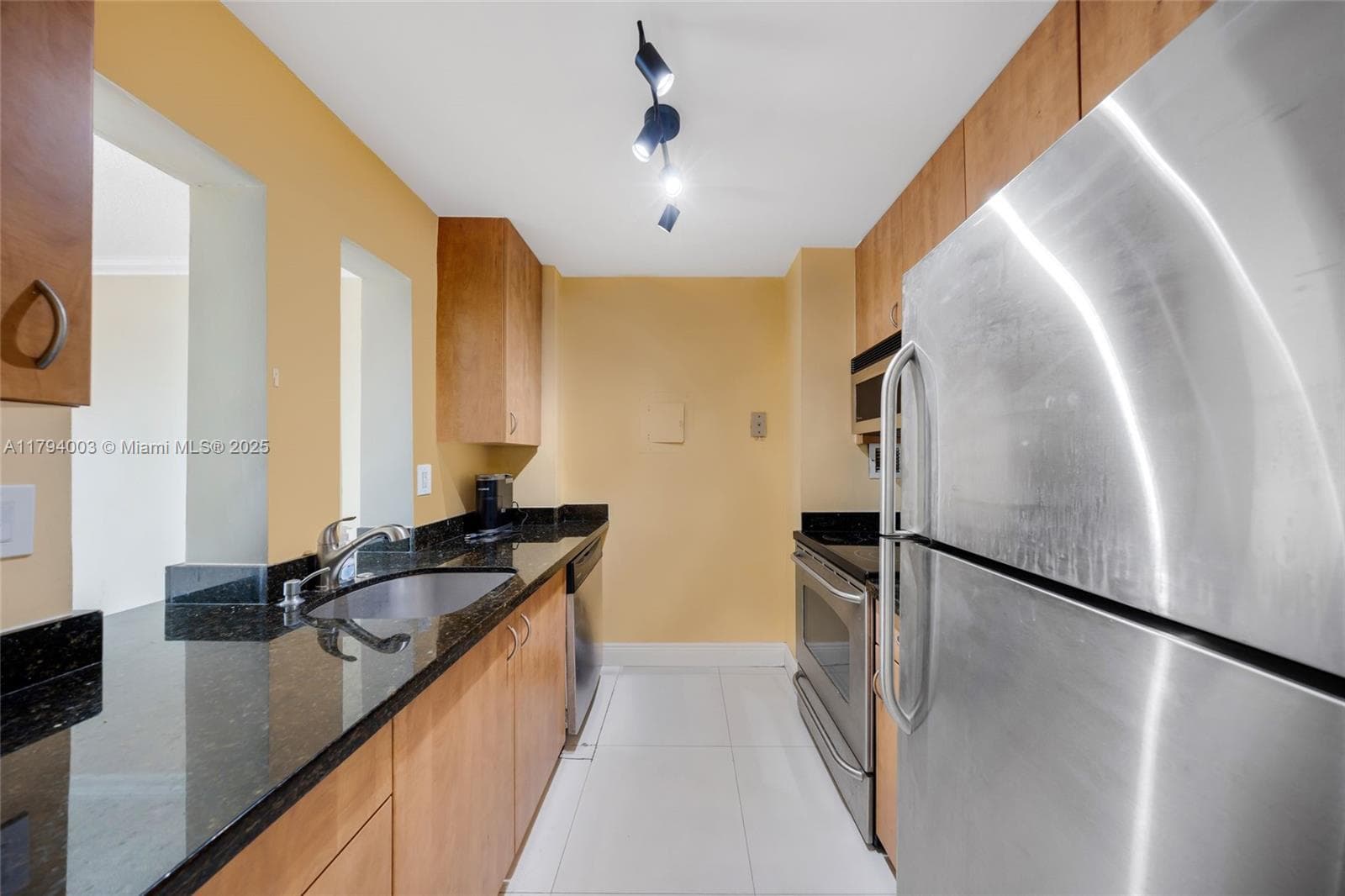 WATERSIDE TOWERS · #1006 in North Miami - Photo 14