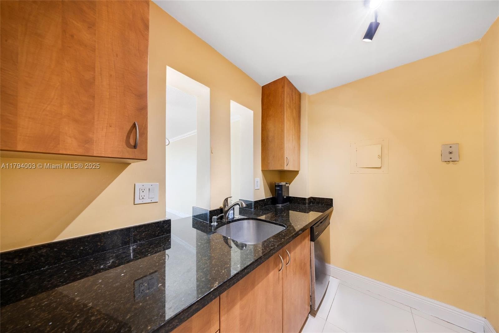 WATERSIDE TOWERS · #1006 in North Miami - Photo 15