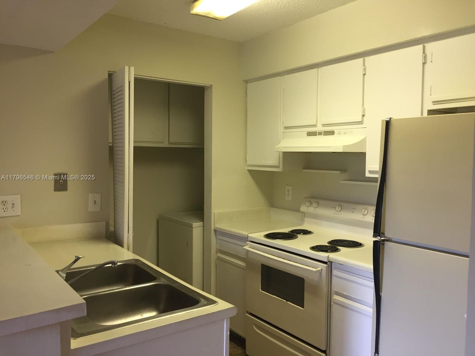 ROYAL POINCIANA CONDO · #211 in Pompano Beach - Photo 1