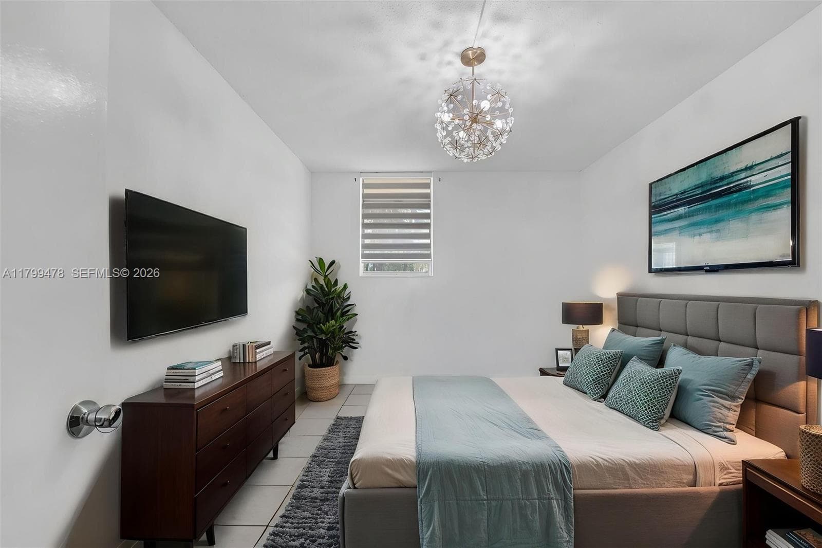 Can fit King size bedset