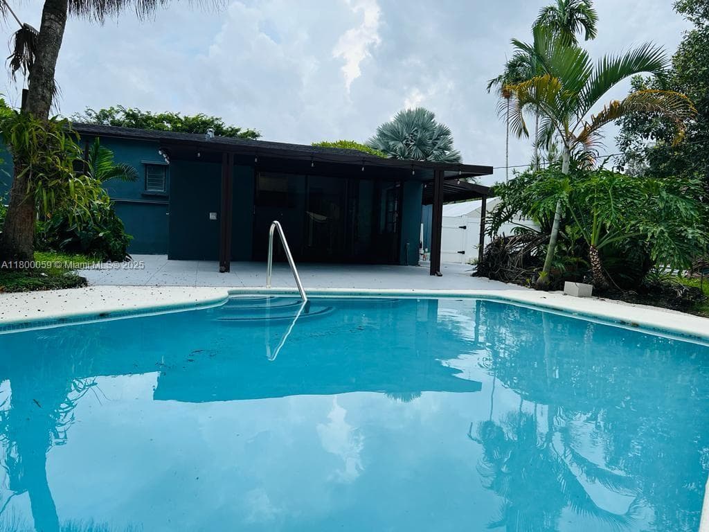 14825 Garden Dr photo 3