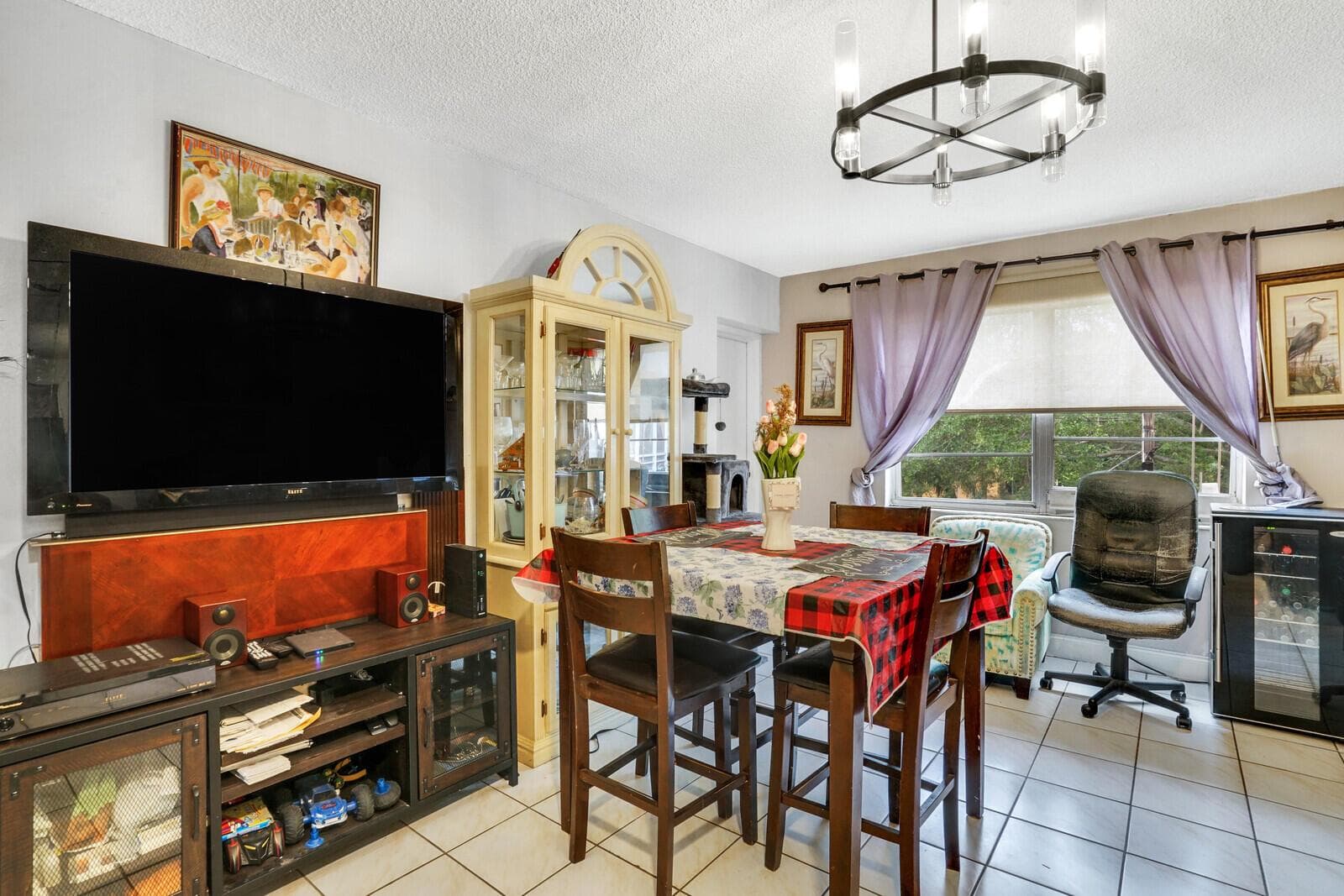 Living Room/Dining Area