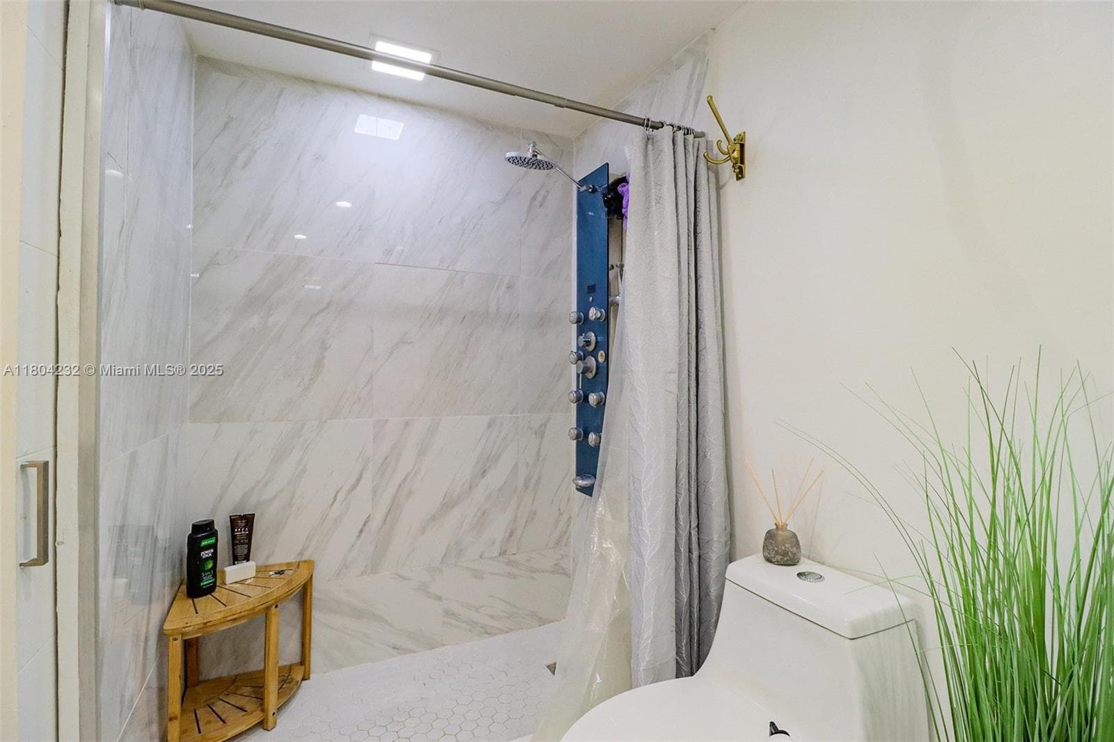 HILLCREST EAST · #903 in Hollywood - Photo 17