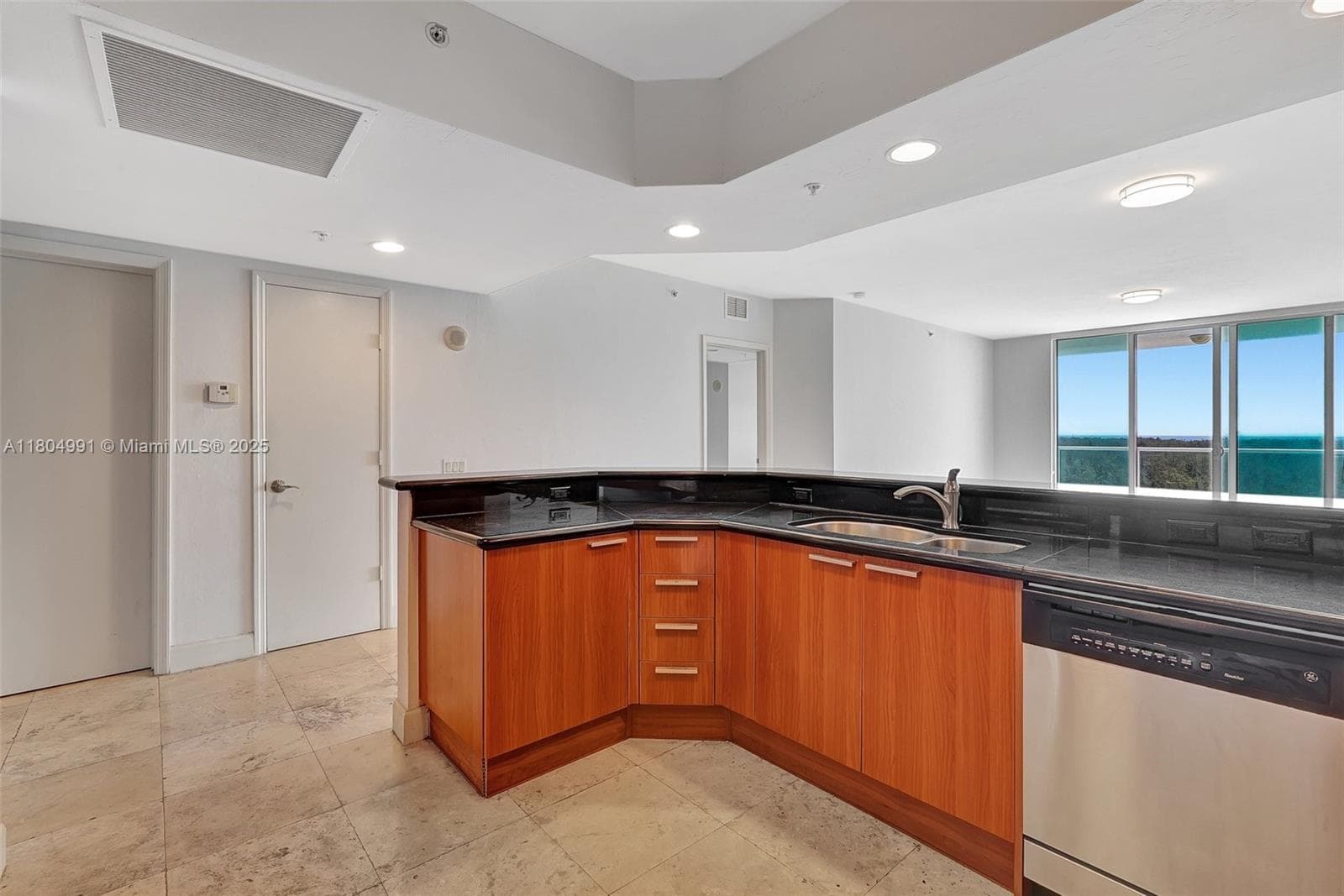 ONE FIFTY ONE @ BISCAYNE · #1406 in North Miami - Photo 16