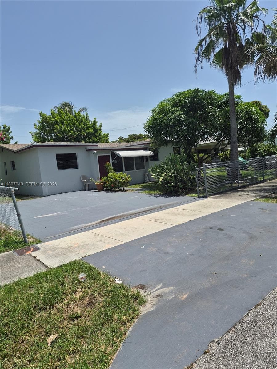 3161 NW 5th St photo 2