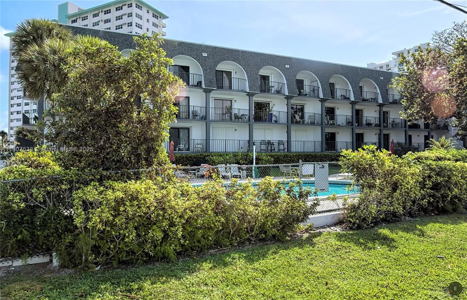 TOP OF THE MILE CONDO · #102 in Lauderdale By The Sea - Photo 4