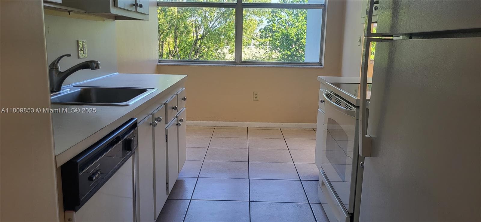 WILSHIRE CONDO · #407E in Miami - Photo 3