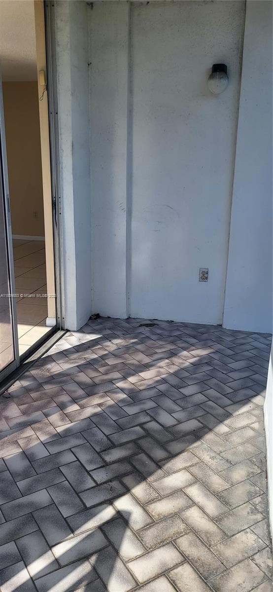 WILSHIRE CONDO · #407E in Miami - Photo 9