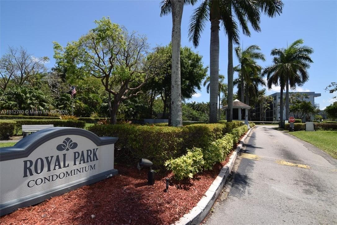 Royal Park Condo · #3D in Oakland Park - Photo 2