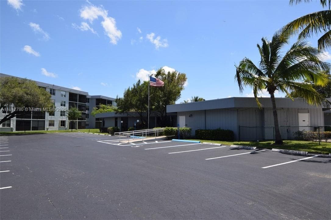 Royal Park Condo · #3D in Oakland Park - Photo 6