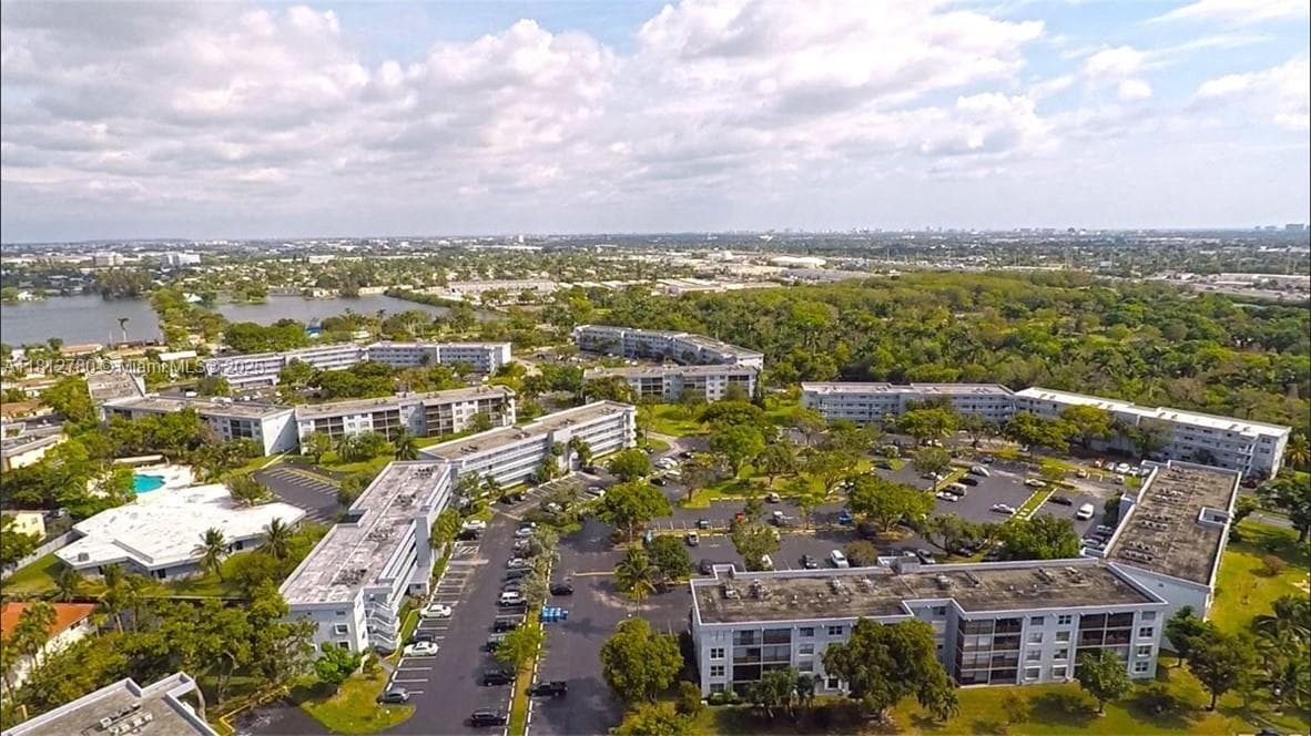 Royal Park Condo · #3D in Oakland Park - Photo 3