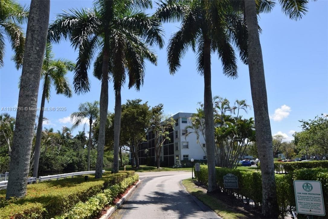 Royal Park Condo · #3D in Oakland Park - Photo 4