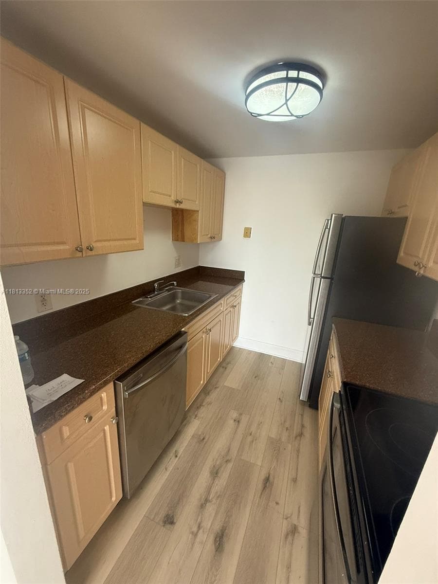 KEYSTONE TOWERS CONDO · #208 in North Miami - Photo 3