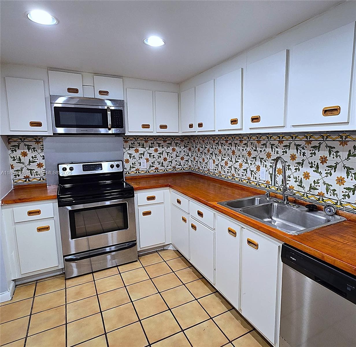 Huge kitchen with breakfast nook