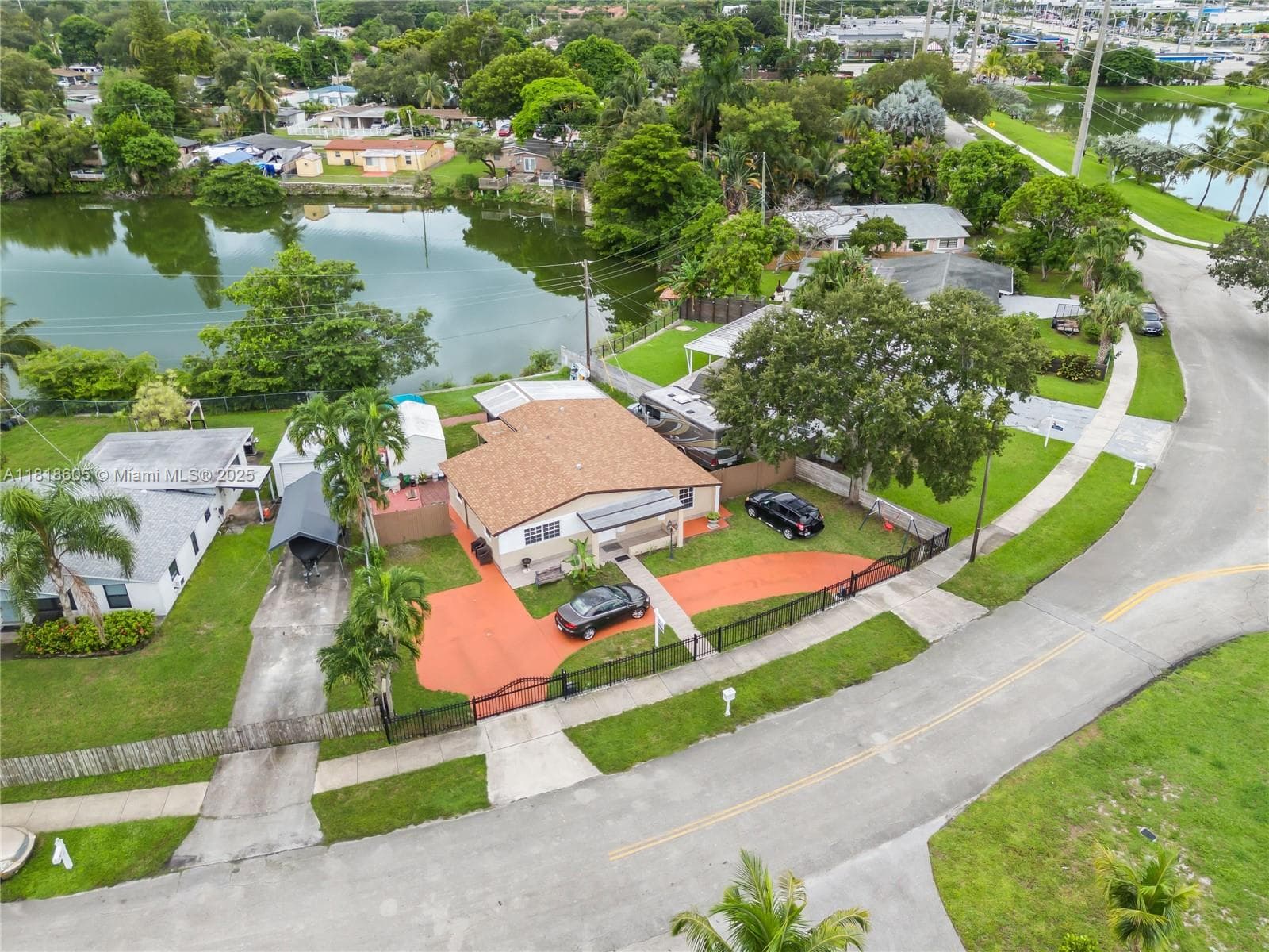 5930 N Farragut Dr photo 3