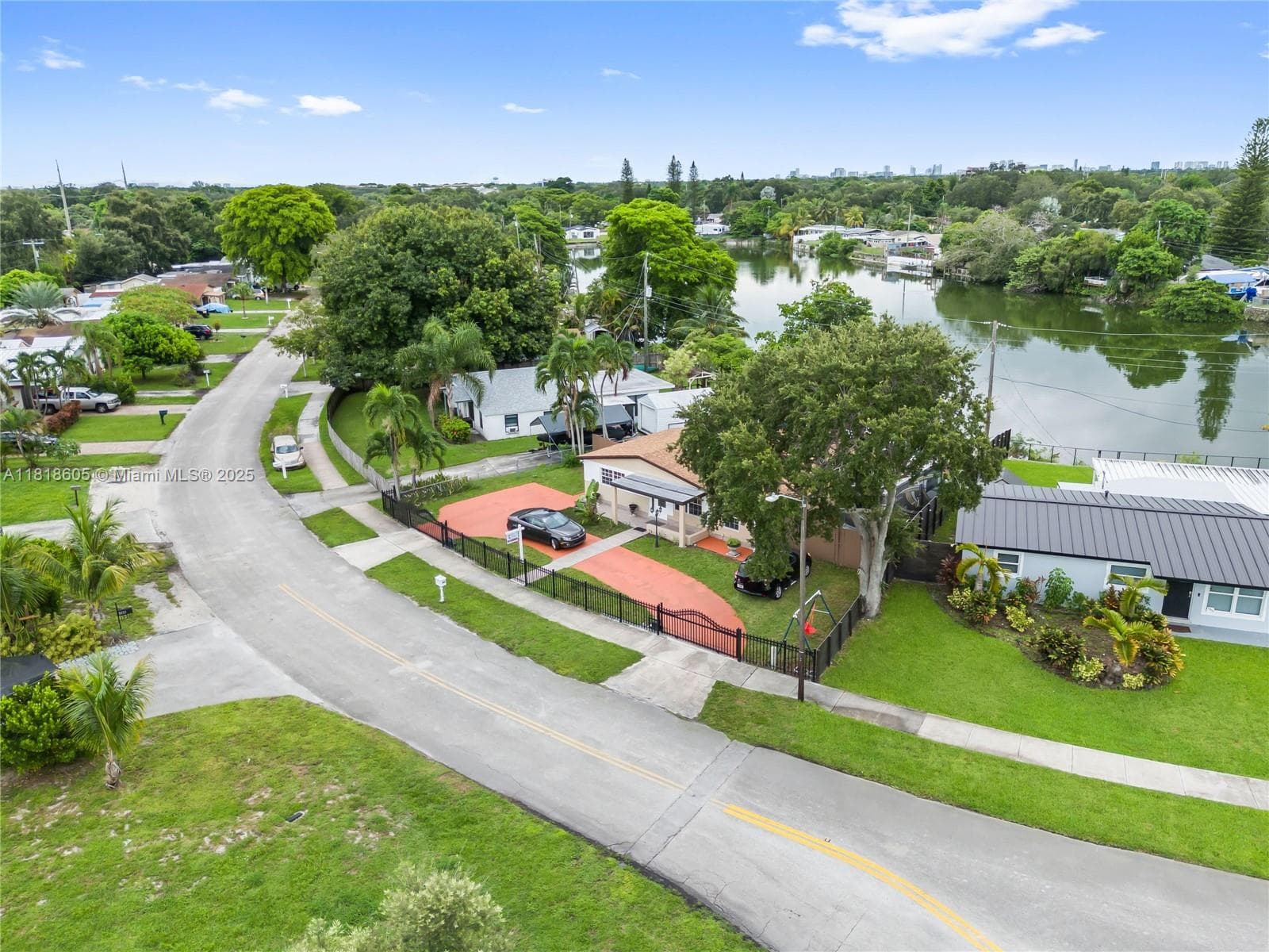 5930 N Farragut Dr photo 4