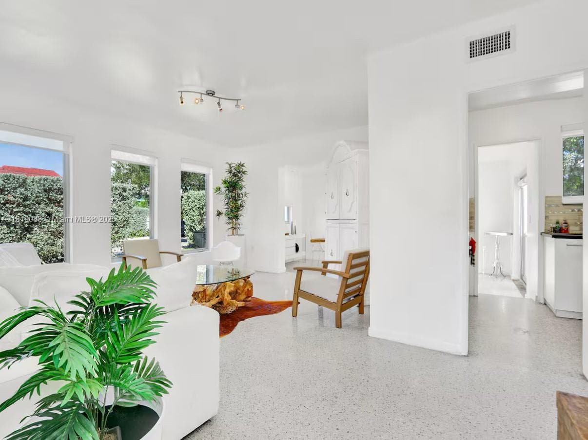 7537 W Treasure Dr photo 2
