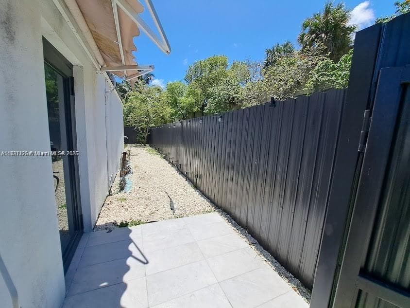 Studio private entrance