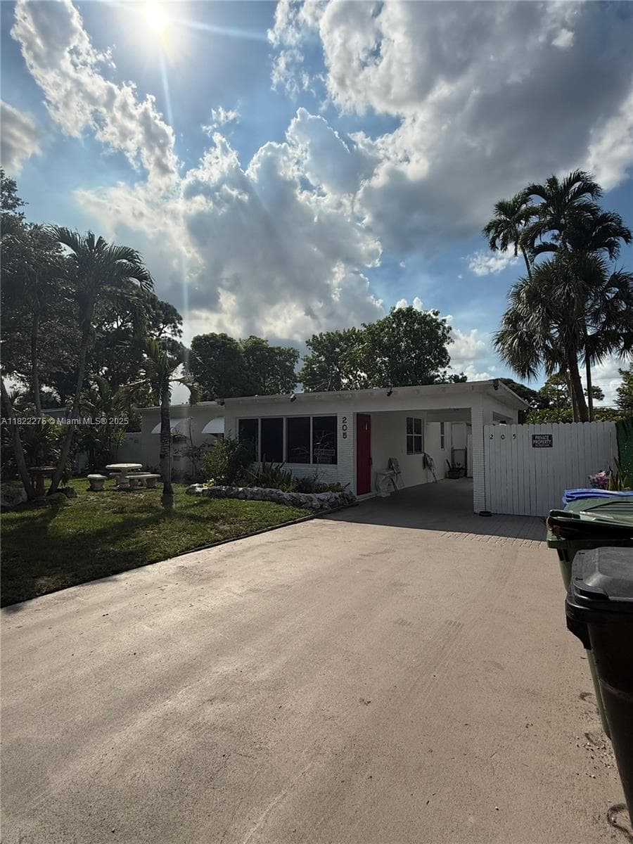 205 SW 21st Way photo 3