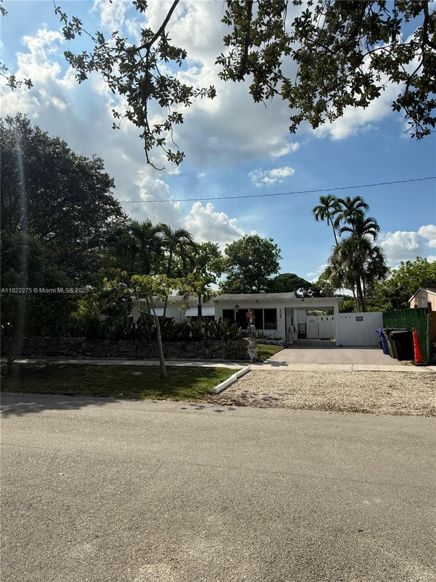 205 SW 21st Way photo 4