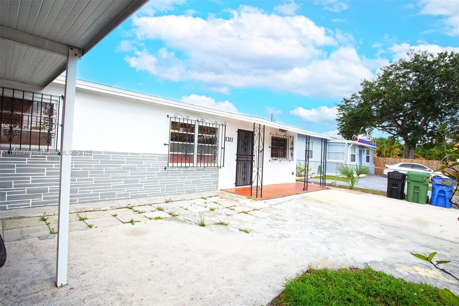 1311 SW 33rd Ter photo 2
