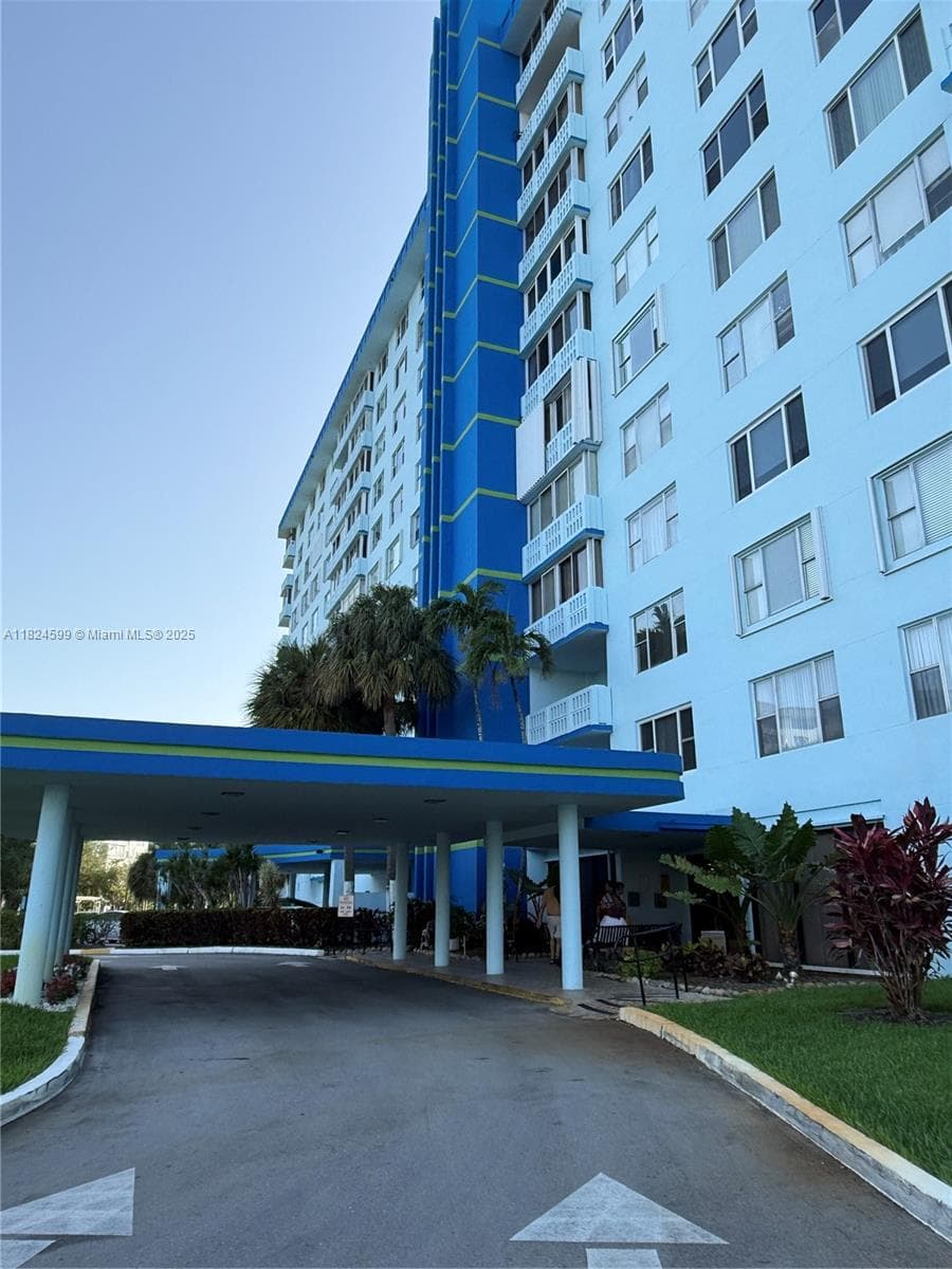 Hillcrest East · #710 in Hollywood - Photo 2