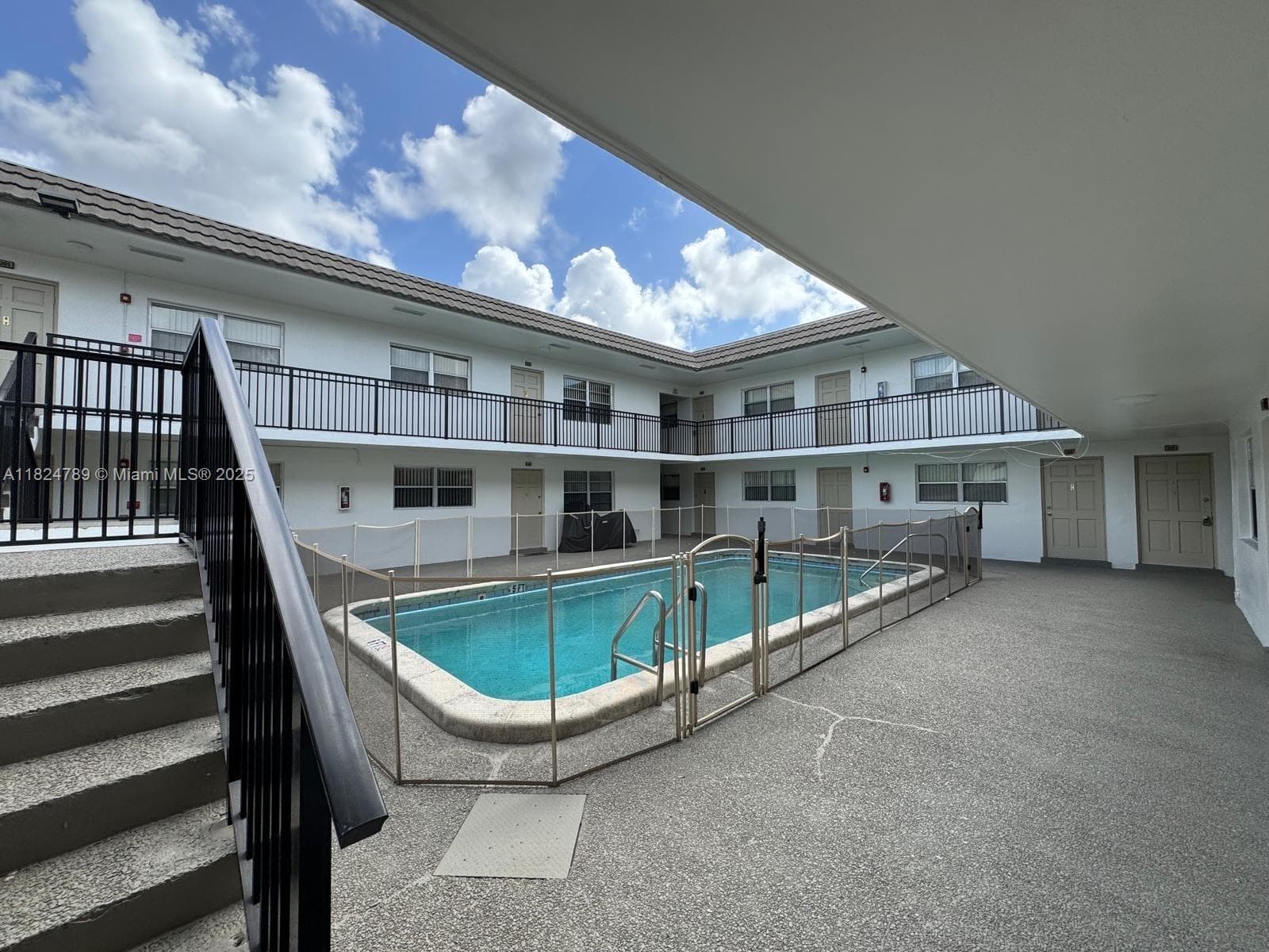 HOLLYWOOD HILLS · #105 in Hollywood - Photo 2