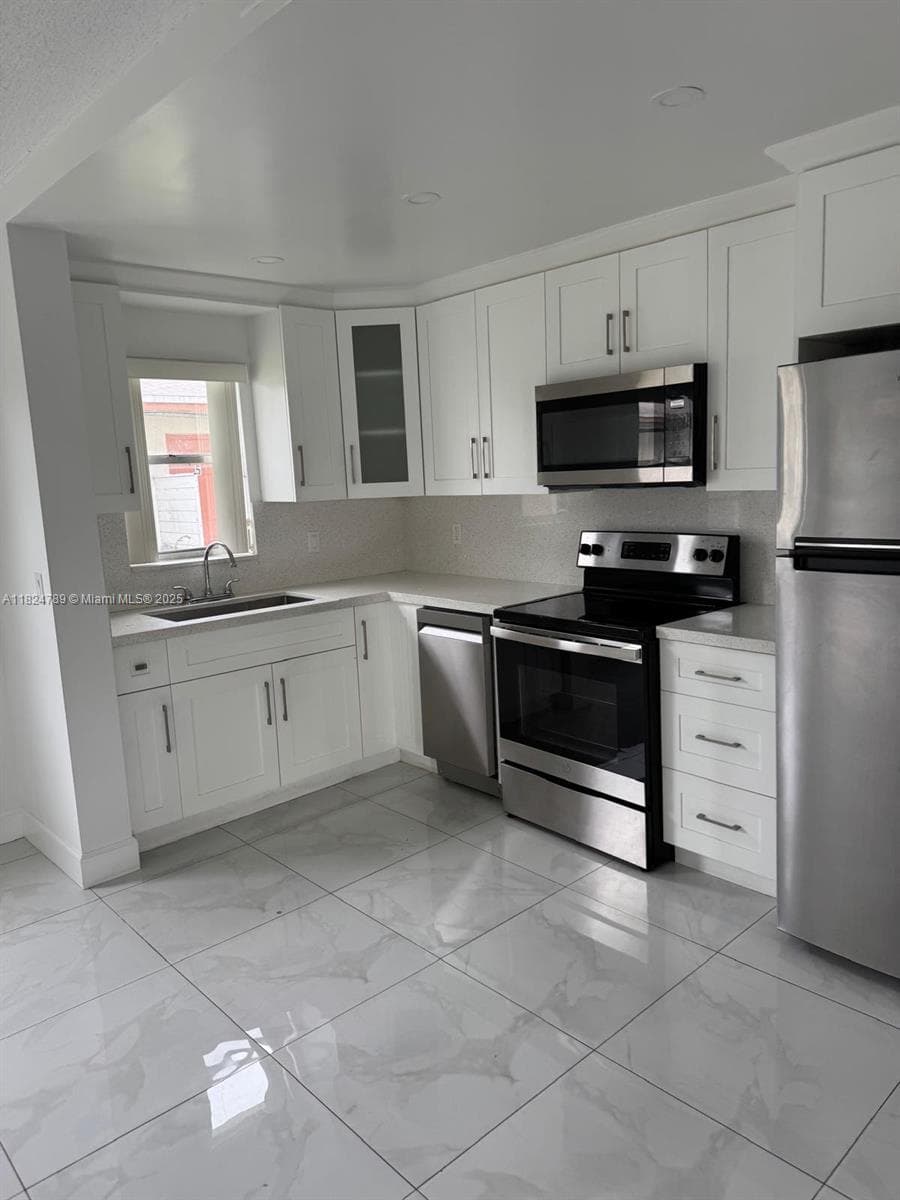 HOLLYWOOD HILLS · #105 in Hollywood - Photo 3