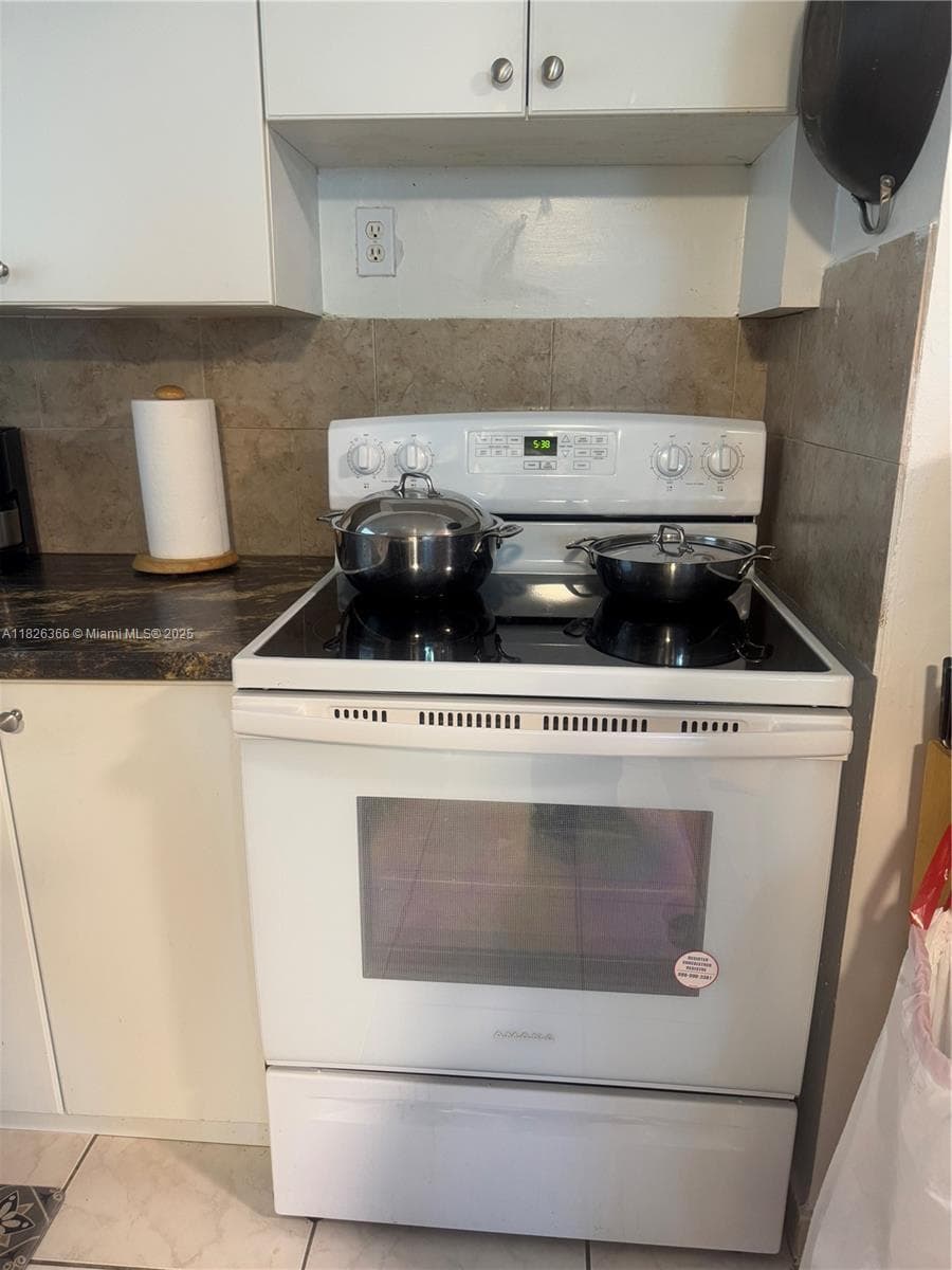 Kitchen with Oven