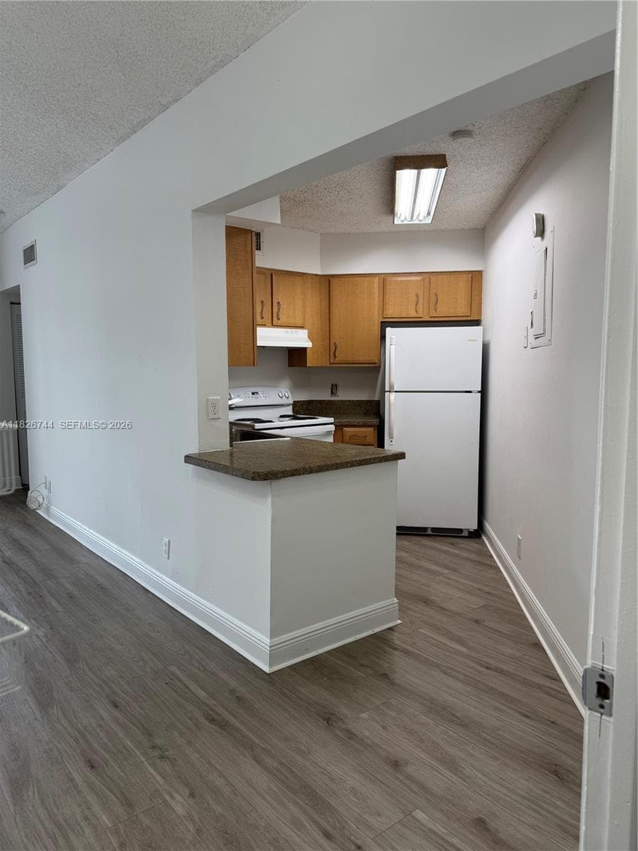 LAKE POINTE CONDOMINIUM N · #202 in Oakland Park - Photo 3