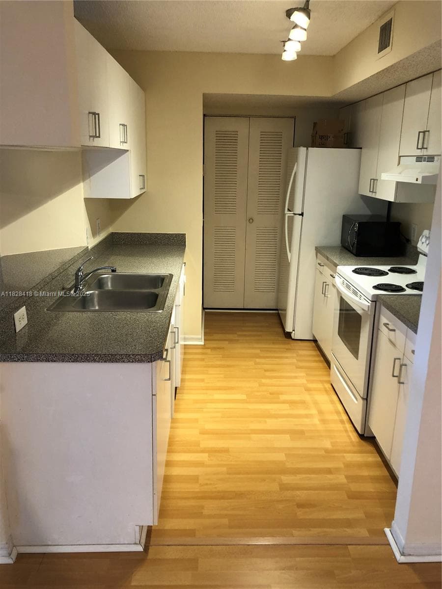 PINEHURST CLUB CONDO · #7-308 in Hollywood - Photo 4