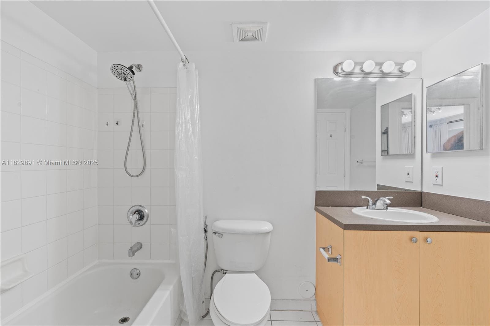 2811 NE 185th St #804 photo 23