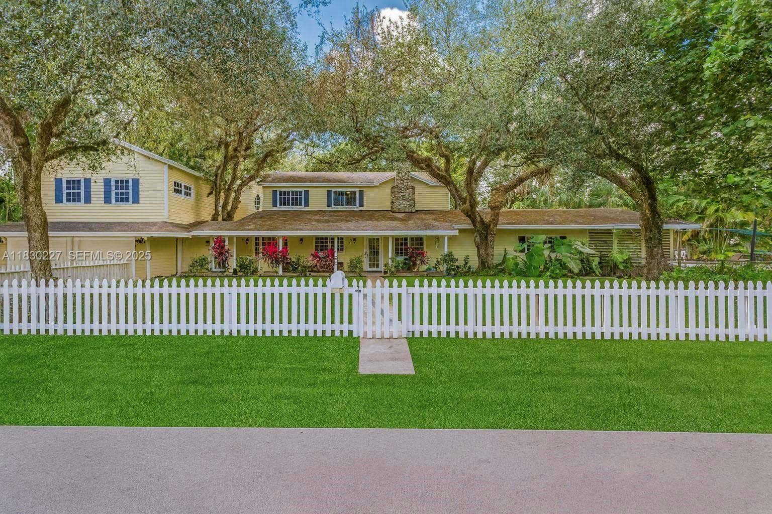 2221 SW 28th Way photo 4