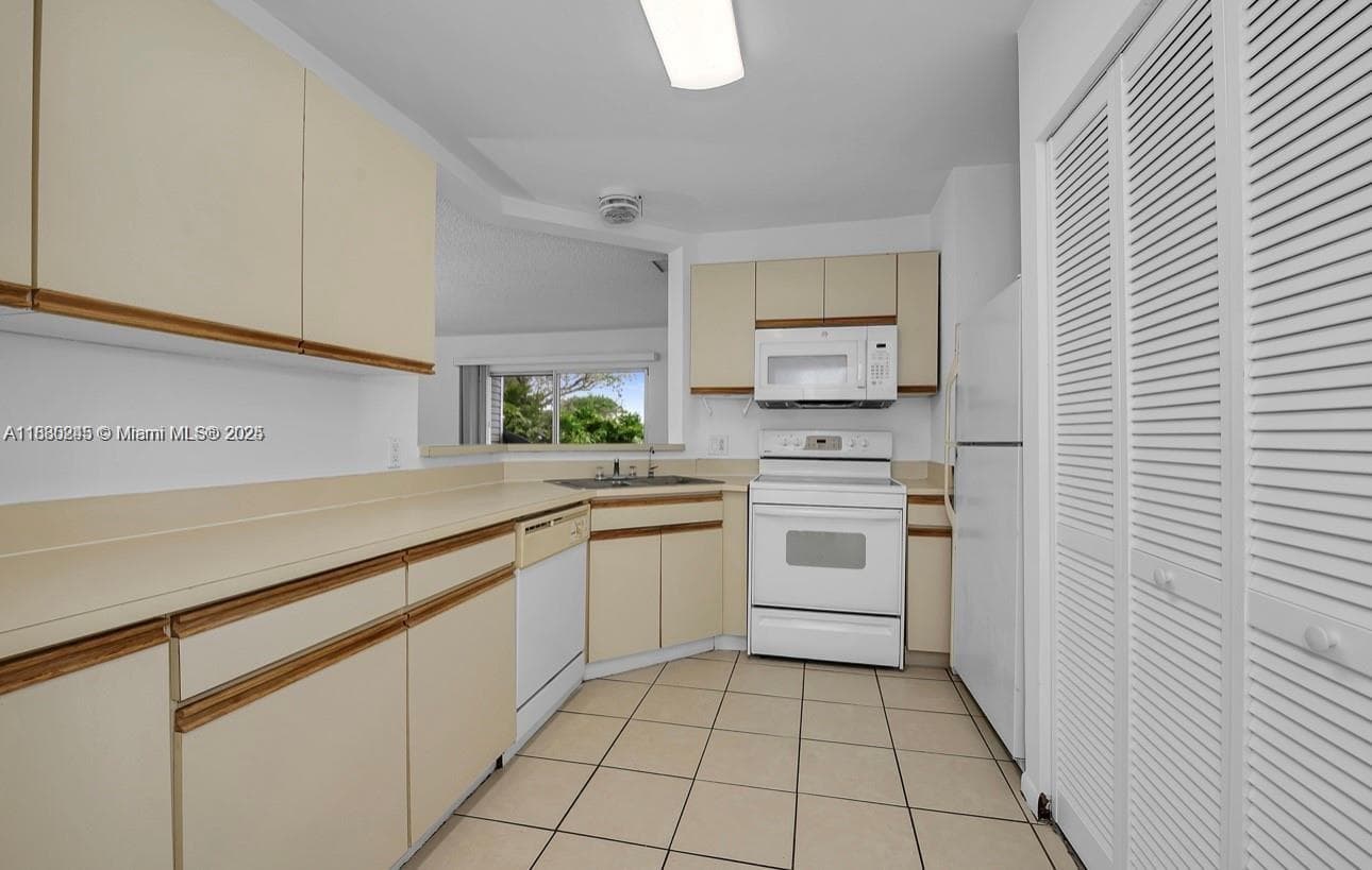 summer lake · #104 in Oakland Park - Photo 5