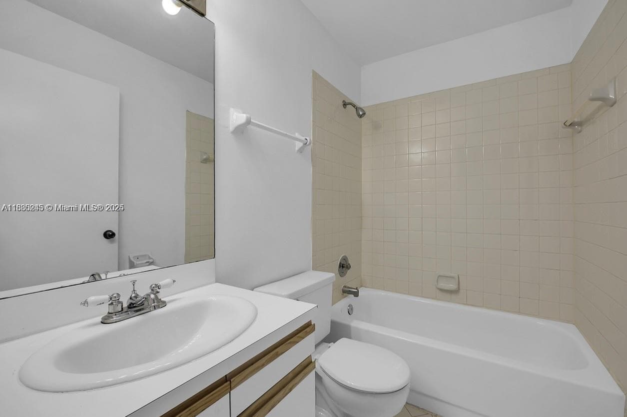 summer lake · #104 in Oakland Park - Photo 10