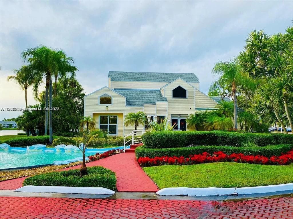 summer lake · #104 in Oakland Park - Photo 14