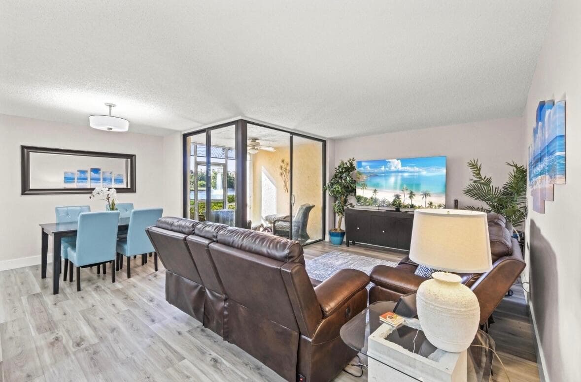 LIVING/DINING AREA