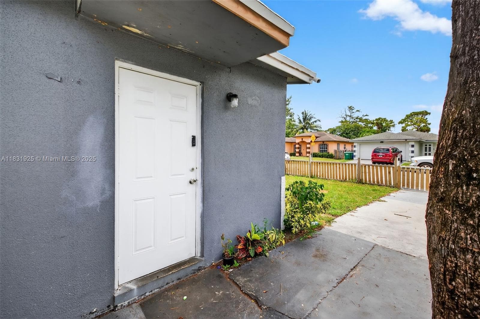 2779 NW 9th Pl photo 4