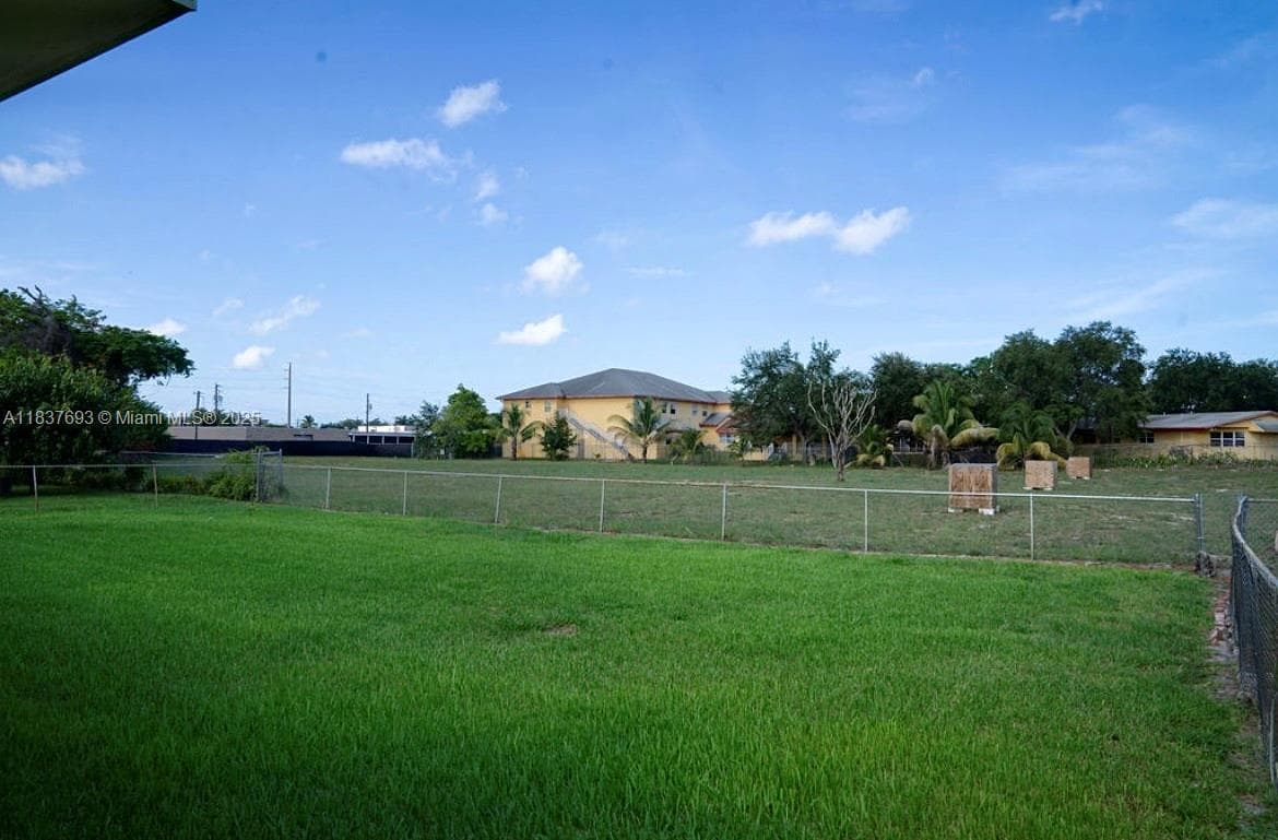 2930 NW 24th Ave photo 4