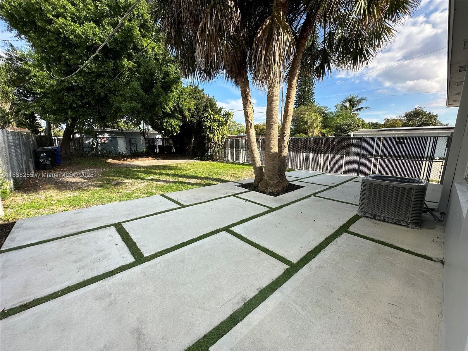 1300 NW 7th Ter photo 13