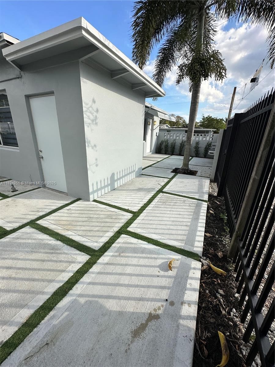 1300 NW 7th Ter photo 11