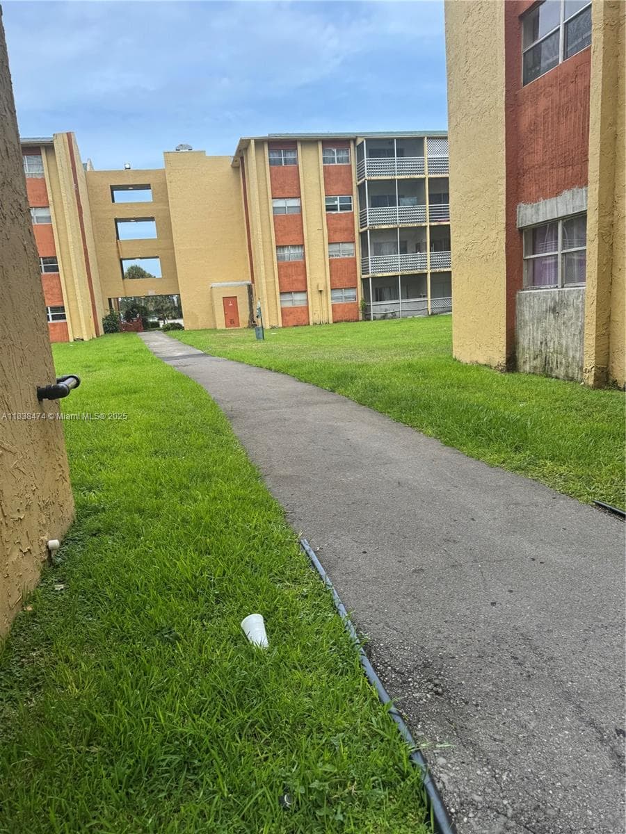 Sunset Hills · #413 in Lauderdale Lakes - Photo 4