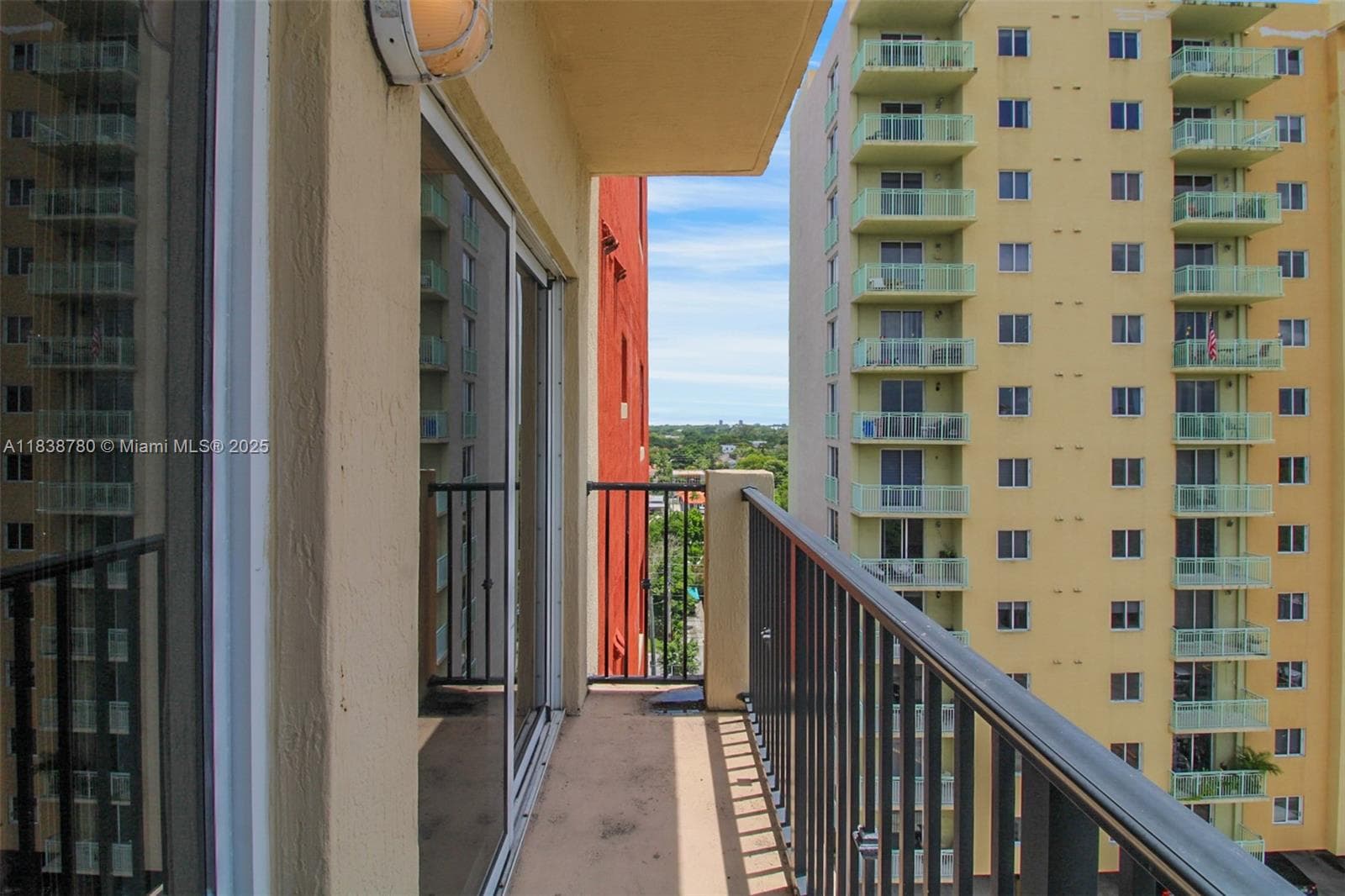 EMERALD PLAZA ON CORAL WA · #904 in Miami - Photo 3