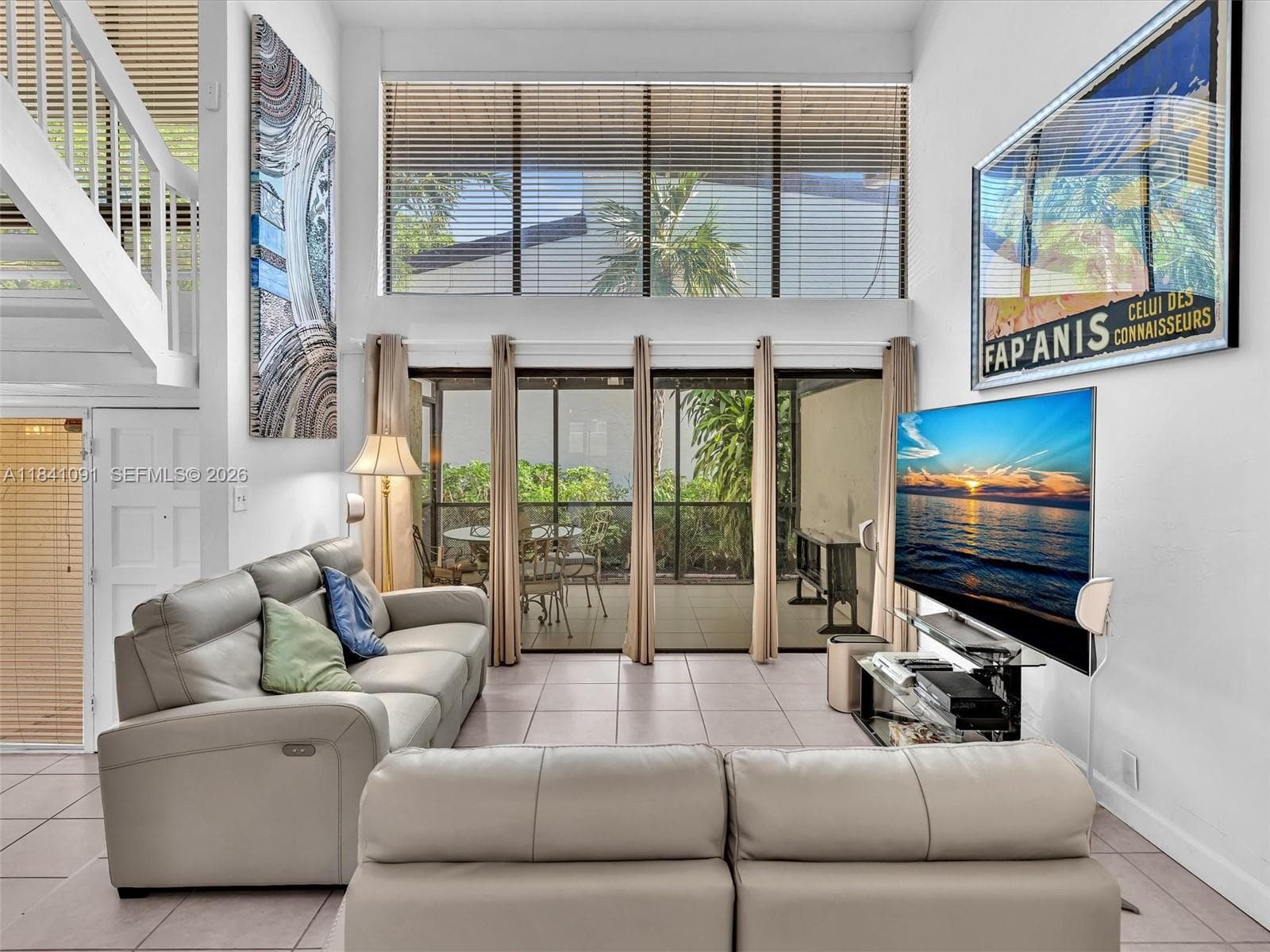 Ample Living Room area, with Volume ceiling