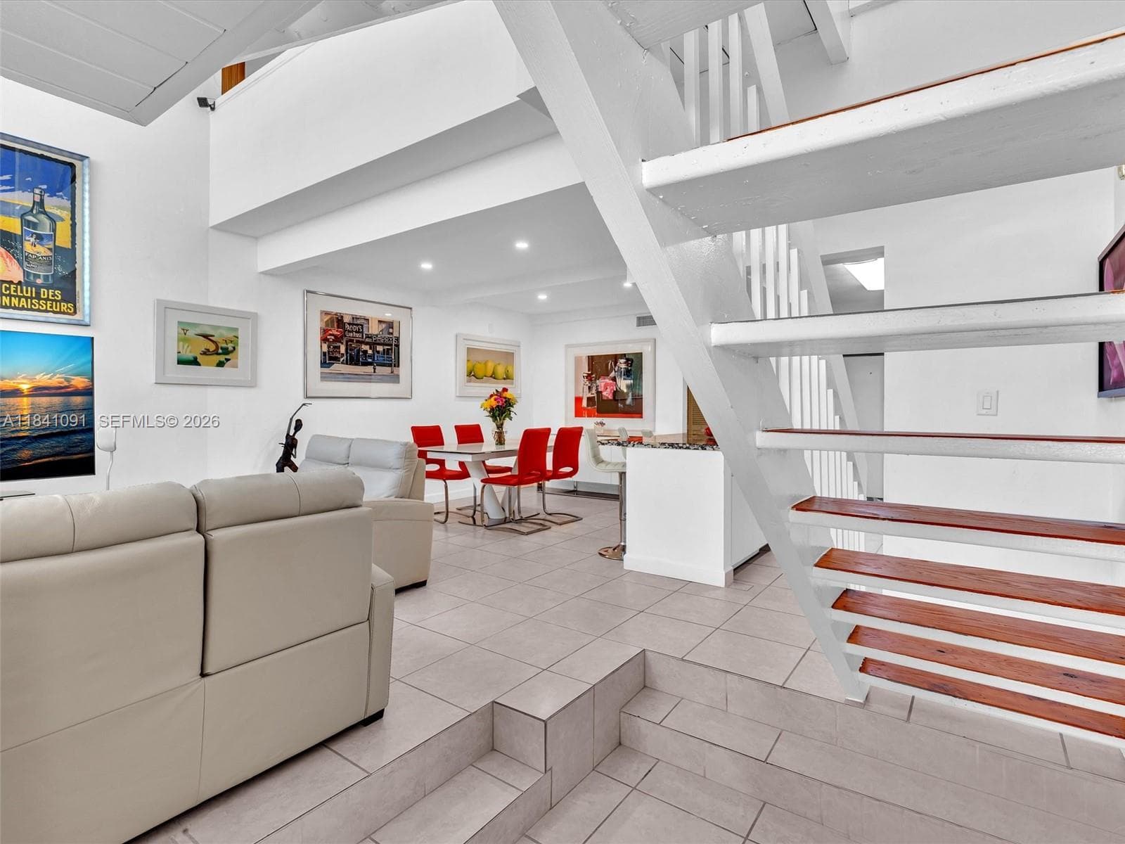 Ample Living Room area, with Volume ceiling