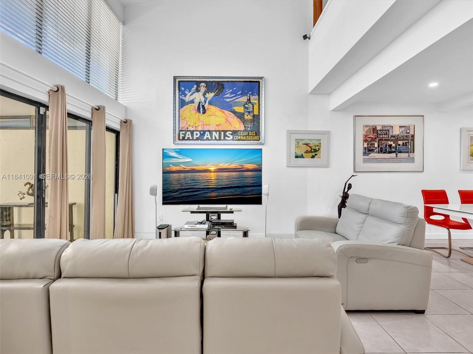 Ample Living Room area, with Volume ceiling