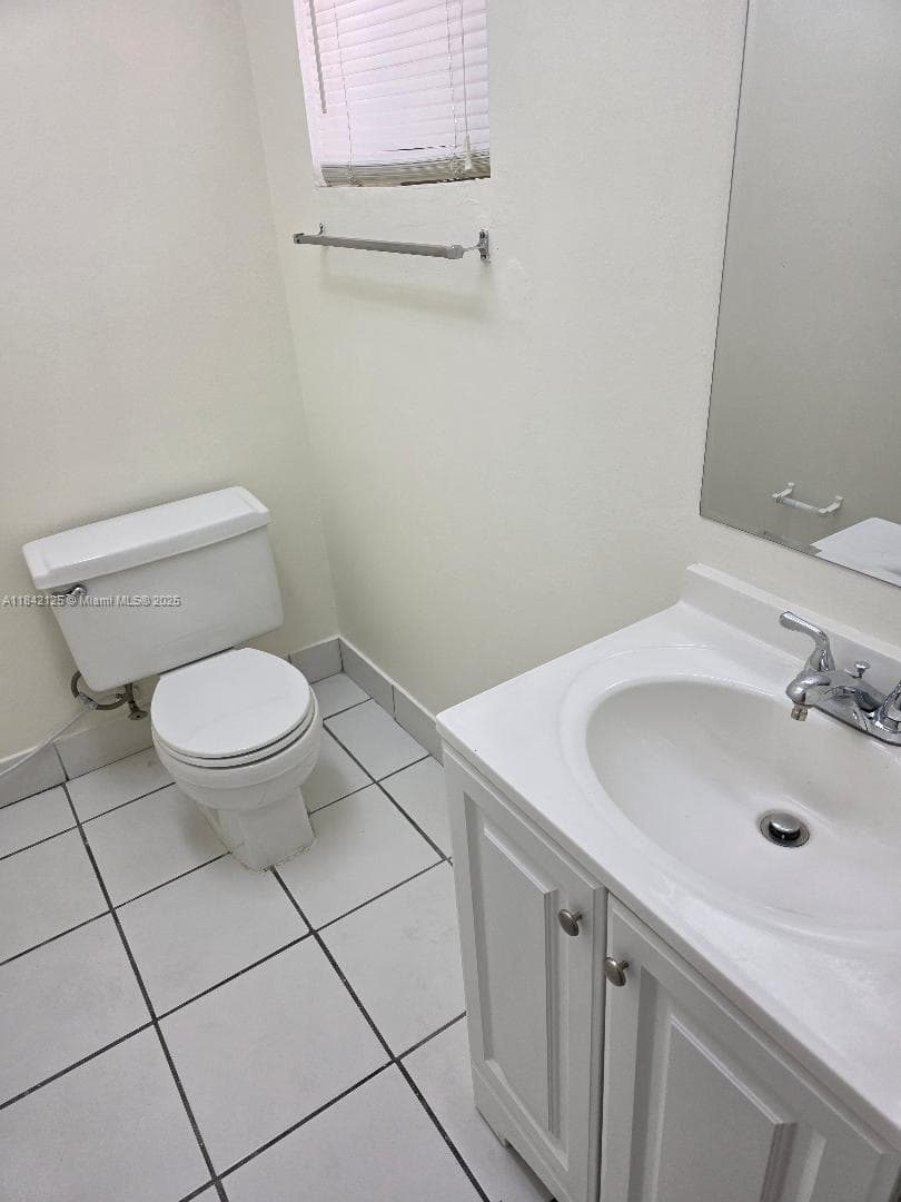 1/2 BATH DIWNSTAIRS FOR GUESTS