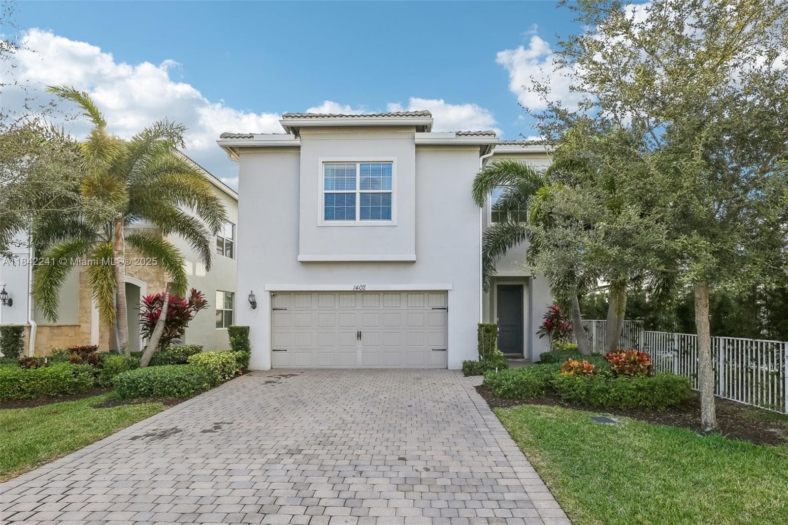 1402 Myrtle Oak Ter photo 2
